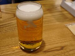 荷物を置き、夕食を求めて外へ出る。居酒屋に入るのも気が引けるので、また総菜でも買い込んで部屋で呑もうかと考えていると、駅近くに、盛岡市内で麦酒を醸すべアレン醸造所の直営店が目に留まった。以前、出張で盛岡を訪れた際、呑みに行けなかったことを思い出し、入ることにした。中は小奇麗で、店員さんはすべて若い女性であった。とりあえず、今年度限定と言う『イタリアンピルスナー』をいただく。