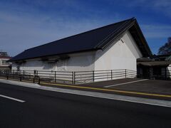 その向かいに、大きな蔵があった。説明板には、江戸時代後期に建てられた米蔵とある。現在は資料館となっていたが、この日は休みであった。