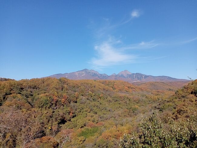 八ケ岳大橋を訪れるのは夏も含めて初めてですが、こんな八ケ岳連峰の絶景が見られるとは思っていませんでした！紅葉はまだ色づき始めの感じがしますが、それでも別世界のような絶景で絶句します！