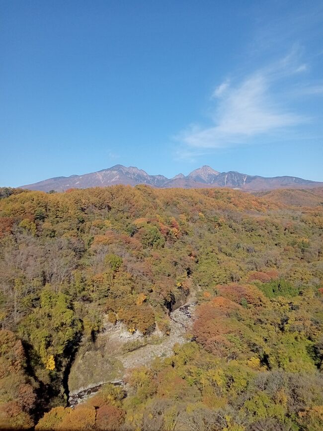縦にして撮影すると、森林間にある渓谷が実に素晴らしいですね！改めてまさに絶景！何の言葉も出ません！