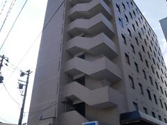 今回の旅は毎日のように宿替えをする。
そのうち3箇所がアルファーワン。
関西では馴染みがないけど東北ではあちこちにあってお手頃な駅前のビジネスホテル。
会津若松のアルファーワンも駅からすぐの場所にあった。
外観はマンションみたい。