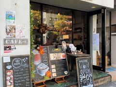 東京・駒込【CAFE PORT BROOKLYN】

【カフェ・ポート・ブルックリン】の写真。

渋い感じのカフェがあります。うーん、満席です。

創業者であるオーナーがアメリカ東海岸旅行でニューヨークの
ブルックリンにあるカフェに立ち寄った際、現地の人々から受けた
ホスピタリティやクリエイティブな文化に影響を受け、
日本でもその物心豊かなライフ・スタイルを広めたいとの思いから
創業されました。

機械化・自動化で効率性と速さが追求されていく時代に、
人間が人間らしく生きること、人間味や温かみのある関わり合いを
大事にしたいという価値観を持っています。

「時間に支配される」のではなく「時間を愉しむ」カフェづくりを
目指しています。