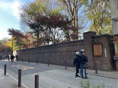 東京・駒込『六義園』の外周塀の写真。

「駒込」駅から近い「染井門」は閉鎖されていたため、
ずーっと歩いたこちらの正門までやってきました。