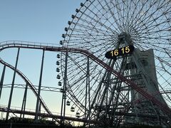 駅からタクシーを拾い目的地へと急ぎます。コスモワールド（車内から）。