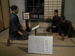 神社付属の吉田松陰歴史館で、生涯をトレースします。
数えで5歳の時に、叔父の吉田大助の養子になります。吉田家は代々続く山鹿流兵学師範。翌年に養父が死去したために家督を継ぎます。教育は、実兄と共に、叔父の玉木文之進から受けました。