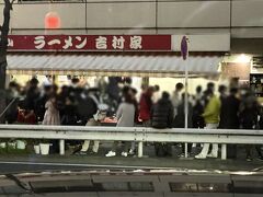 夕刻、車窓より横浜駅西口の吉村家さん相変わらずの大行列のようで。