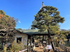 東京・駒込『六義園』の【吹上茶屋】の写真。

お客さんがいます。
