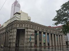 １１時３５分、以上で國立臺灣博物館の見学を終了・・・と思いきや、この國立博物館には別館があるとのこと。

二二八和平公園の北、道路を渡ったところにある臺灣土地銀行の建物がそれで（土銀展示館）、建物自体も日本統治時代の1933年に旧日本勧業銀行の台北支店として建てられ、市の定める古跡となっているところです。