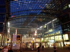 ３０分ほどでベルリン中央駅に到着。駅はガラス張りで近代的なターミナルでした。