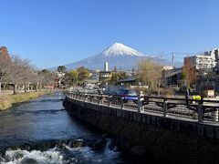 一通り回ったので駅に戻ります。その途中での神田川から見た富士山。