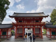 八坂神社の朱色をみるのも久しぶりです。
　