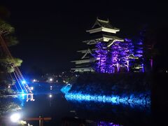 １９：００　松本城のライトアップへ

