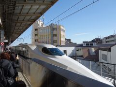 新横浜駅からのぞみ217号に乗車します。9:58新横浜発、11:51京都着。
