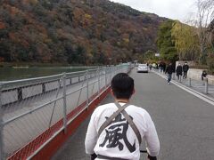 桂川沿いを通って。