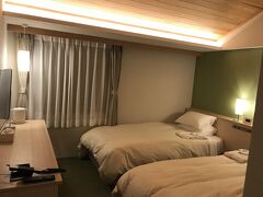 キレイなビジネスホテルって感じの部屋。
ベット一台の部屋を予約してましたが、ツインの部屋にアップグレードしてくれたみたい
1人だとベット一台の方が使い勝手がいいかなぁ
