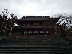 輪王寺です。　東日本で最も大きな木造の建物だそうです。

ここも階段。　でももう最後だというので、頑張って登りました。

内部も見学しましたが、撮影禁止でした。　ここでも学生さんたちの後ろで、ありがたい法話が聞けました。　普段、大人向けの法話はしていないようで、今日はラッキーだったみたい。

干支の守り神がいらっしゃったので、それぞれの自分の守り神様をお参りしてきました。