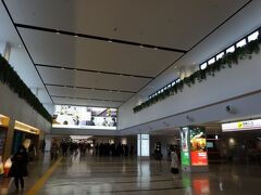　１時間で福岡空港に到着。ターミナルは大賑わいで、子どもの姿も目立ちます。年末年始の再拡大を予想して、前倒し帰省する人が増えているとの報道がありました。
　とはいえ保安検査場の列はなく、昨秋のGoToトラベルのピーク時の賑わいにはまだ達していません。
