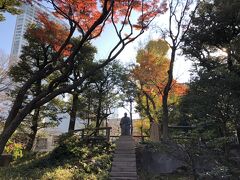 奥には高橋是清氏の像がたっていました。