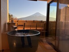 部屋についている温泉。富士山を眺めながら、いつでも。