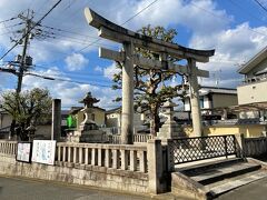 曼殊院道を進むと鳥居が見えてきましたが、
神社はどこや？鳥居には八大神社とありました。