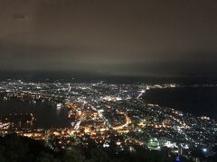 函館山の夜景。人で一杯でした。