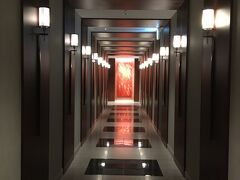 福岡空港へ戻ってきました。このラウンジの入り口の長い廊下は何度来ても特別感があって好きです。