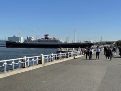 山下公園に入る。

修学旅行生かな？