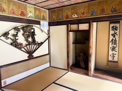 入口入ってすぐのお部屋。
まず目を奪われたのが百人一首のような壁面の絵画。

中国の漢晋唐宋時代の詩人三十六人の肖像画と
その上には漢詩がつづられていて、1641年に完成だとか。