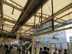11月4日12時過ぎのＪＲ横須賀線、武蔵小杉駅。
上り横須賀線（総武線直通）千葉行きを待つ人が多い。
武蔵小杉駅はほぼ一日を通して多くの乗降客で混雑する印象があります。