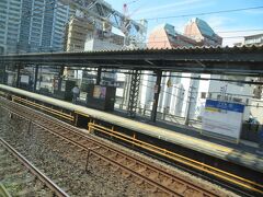 右手には相鉄本線の平沼橋駅
いつもは何気なく見てる景色だけど今日は少し「相鉄びいき？」な気分。