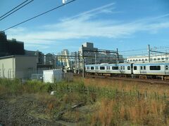 西横浜駅を過ぎると相鉄本線は大きく右へカーブしていきます。