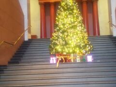 プレミアホテル門司港のホテルを出発します。
玄関でクリスマスツリーが見送ってくれました。