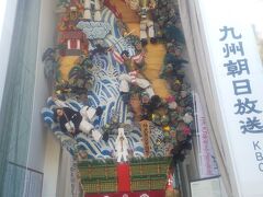 櫛田神社の飾り山笠は常設展示されていますが、
毎年7月1日に作り替えられます。
国の重要無形民俗文化財となっています。
山笠は両面あり、
一面はおとぎ話から、一面は歴史話からの飾りが
施されています。
写真は神武天皇の東征物語の飾りです。
裏面は表紙の因幡の白兎の飾りがありました。