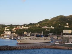 沖縄本島の本部港には約25分遅れの17:05に着岸。