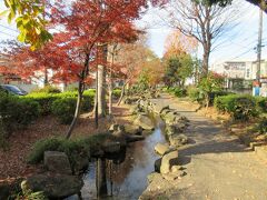 「見沼代親水公園」にやってきました！
実はこの水は、埼玉県から流れてきた「見沼代用水東縁」の水なんです。
埼玉県川口市及び草加市と、東京都足立区舎人の県境を流れる「毛長川」に合流して消滅した見沼代用水ですが、一部を取水して浄化した水をこの「見沼代親水公園」に流しているんです。