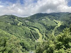 志賀高原に着きました。
以外と近いのにビックリです。
万座温泉10時過ぎに発って渋峠、横手山、ほたる温泉、木戸池と寄って来たのにまだ11時半前です。
お昼にはまだ早すぎる。
志賀高原 ロープウェイ・ビューに上がって志賀高原を見渡しました。