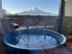 朝食の前に、富士山を見ながら部屋のおふろで。