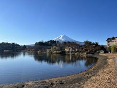 朝食のあとで、ホテル周辺の河口湖を散策です。