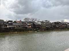 これぞ北陸の冬という天気
今にも雪が降り出しそうな曇天

浅野川沿いに並ぶ趣のある街並み
浅野川界隈は屈指のお茶屋建築のメッカ