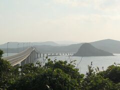 角島大橋を渡り切って角島に上陸すると、左に瀬崎陽の公園がある。
ここから見た角島大橋の方向は、午前中は逆光になる。

時刻は9:30過ぎ。
最寄り駅の阿川駅10:49発の列車に乗りたいので、約1時間15分の持ち時間。
角島大橋を渡るという最大のミッションはクリアしたので、ここで引き返してのんびりサイクリングしながら阿川駅に向かうのも一案だが・・・
角島の西端にある角島灯台まで片道4km少々と遠くはないし、アップダウンもそれほど厳しくはなさそうだ。
余裕があるとはいえないが角島灯台まで往復も十分可能と判断し、先を目指した。