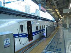 東京駅発7：33のひかり633号。
西へ向かうにはその3分前にのぞみが発車になるのを知りつつ、敢えてひかりを選択。