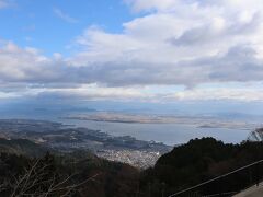 ケーブル延暦寺駅を出ると、琵琶湖がよく見える絶景。