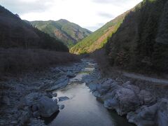 下呂を出ると、列車は飛騨川に沿って下っていきます。