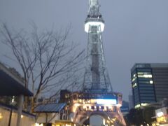 夜飯まで時間があったので、名古屋テレビ塔「中部電力 MIRAI TOWER」に寄りました。名古屋テレビ塔「中部電力 MIRAI TOWER」は1954年開業し、日本で最初に完成した集約電波塔であります。名古屋テレビ塔株式会社が保有・運営しています。2021年5月1日から施設命名権（ネーミングライツ）の売却によって呼称が「中部電力 MIRAI TOWER」（ちゅうぶでんりょくミライタワー）となりました。60周年のリニューアルに伴い2014年に設置されたLED照明によるライティング「煌」は、毎時0分に上から下へ、毎時30分に下から上へ、それぞれ光が流れる様な仕組みになりました。（wikipedia参照）栄地区の活性化のシンボルとして、再整備の進む久屋大通公園とともに人々が集い交流する場を創出しています。（名古屋コンセルジュ参照）
