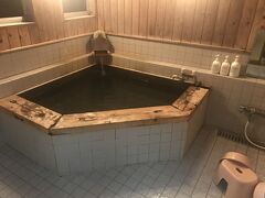 ５人で２部屋利用して２万円ちょっと、大きくはないけれど板張りの浴室は落ち着きます。温泉の注ぎ口の上に乗った石造りのかめさんがかわいい。