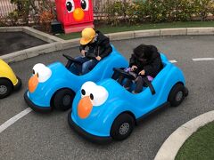 なんとか目的の[エルモのリトルドライブ②]へ到着
3歳～5歳(未就学6歳含む)という事で２人共乗れました。
待ち時間は15分くらい。
２人仲良く青をチョイス
