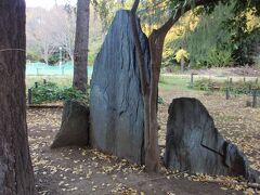 菅刈公園三尊石　仏教の三尊仏（例えば中央に薬師如来像、脇の日光菩薩・月光菩薩像）になぞられ組まれた三組の立石を言います。中央に高い中尊石、両脇に脇侍石を据えて構成する。寺院の庭園でよく見られます