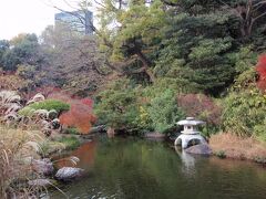 　菅刈公園内にある復元庭園　江戸時代は岡藩中川家の下屋敷があったところで、明治時代には明治の元勲西郷従道（西郷隆盛の弟）の別邸があり、作られた池泉回遊式の庭園は付近随一といわれました。その遺構が良好に保存されていたところから、公園の一角に池泉回遊式庭園が復元されています