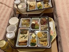 我々は楽天で予約したので料理を持ち帰り部屋で食べました。