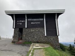 横手山へのスカイレーターの道路反対側に2307スカイカフェがあり、
その手前には横手山ドライブインがありました。
そこの駐車場に車をとめてトイレを借りた。
このドライブインも候補だったけどまだ昼食には時間が早い。
土産物も売っていた。